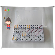 Kinder spielen farbige Punkt-Dominos für Großverkauf mit transparentem Fall